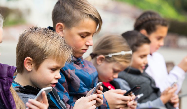 the-effect-of-screen-time-on-child-development-the-youth-clinic-of